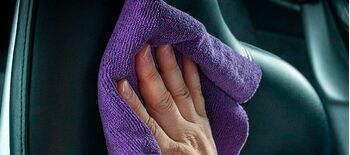 Как правильно очистить кожу автомобиля